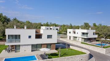 Vila | Piscina | Piscina interna, piscina externa