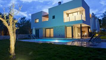 Vila | Piscina | Piscina interna, piscina externa