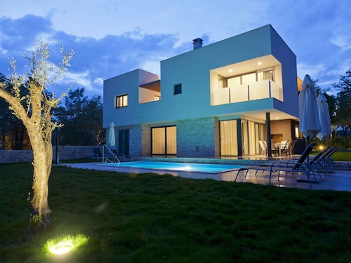 Villa in Novigrad With Pool & Rooftop Terrace