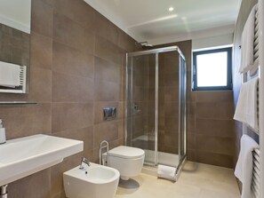 Villa | Badezimmer | Dusche