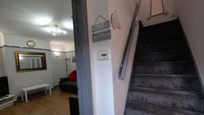 Reception - Modern Holiday Home in Coventry Near Belgrade Theatre (Coventry)