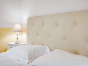 2 bedrooms, cribs/infant beds, bed sheets