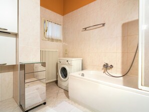 Combined shower/tub, towels - Mansion in Mason With Garden, Bicycles, Garden Furniture (Montebello Vicentino)