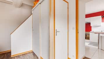 1 bedroom, bed sheets