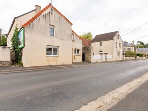 Exterior - Welcoming Holiday Home in Sommervieu With Garden & Terrace (Sommervieu)