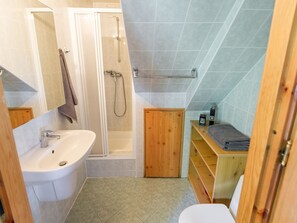 Shower, towels - Aesthetic Holiday Home in Wielka Wies With Terrace (Steszew)