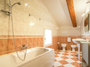Combined shower/tub, towels - Spectacular Apartment in Mason in Ancient Monastery (Montebello Vicentino)