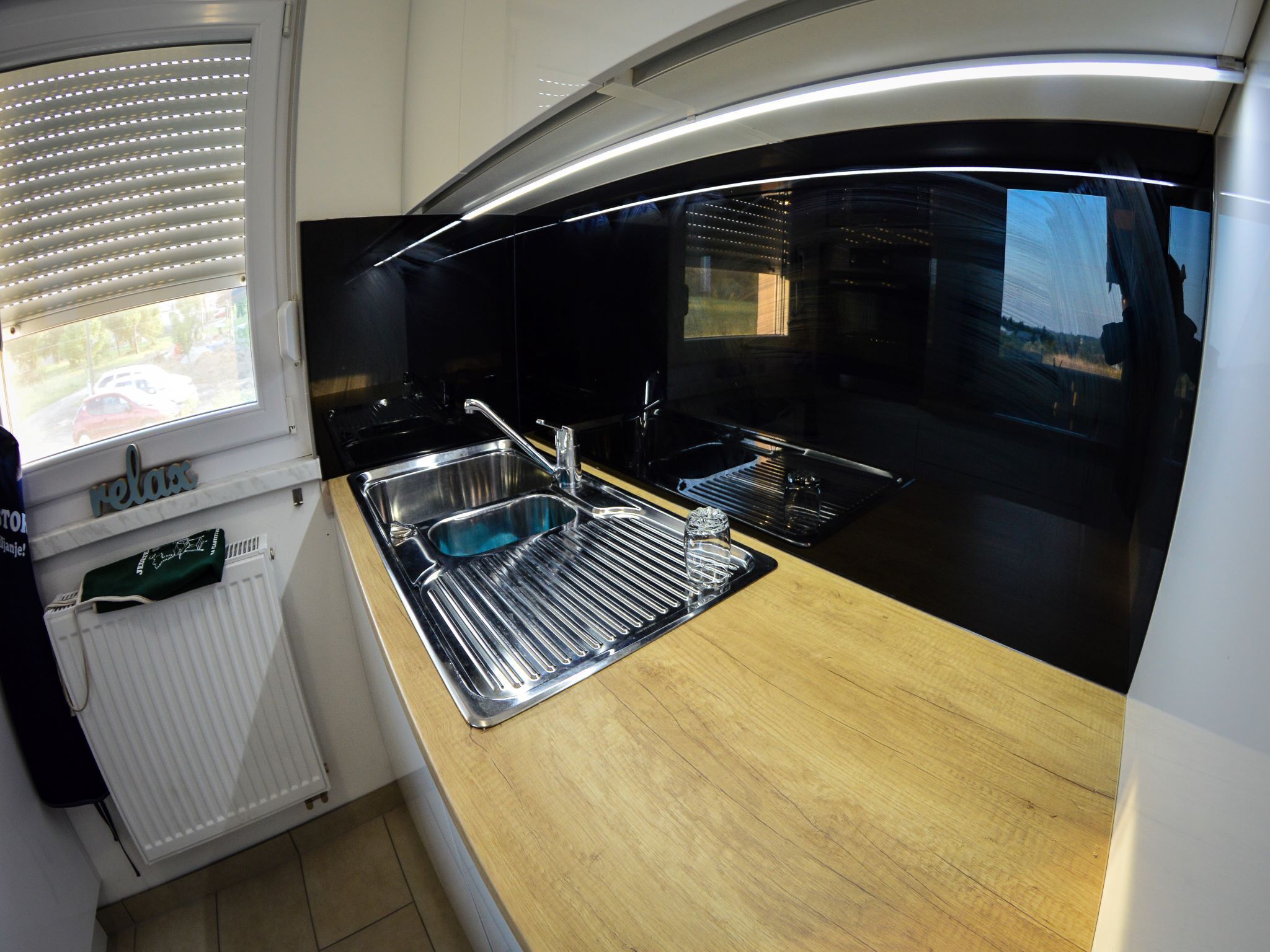 Fridge, oven, dishwasher, coffee/tea maker