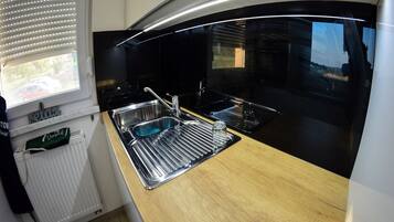 Fridge, oven, dishwasher, coffee/tea maker