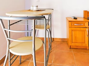 1 bedroom, bed sheets - Alluring Apartment in Therma near Sea Beach (Ikaria)