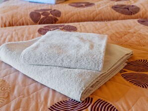 1 bedroom, bed sheets