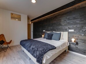 5 bedrooms, individually furnished, iron/ironing board, bed sheets