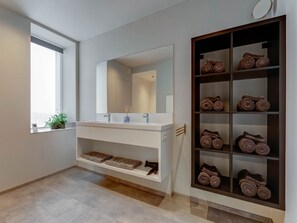 House | Bathroom | Hair dryer - Holiday Home in Roesbrugge With Sauna (Poperinge)