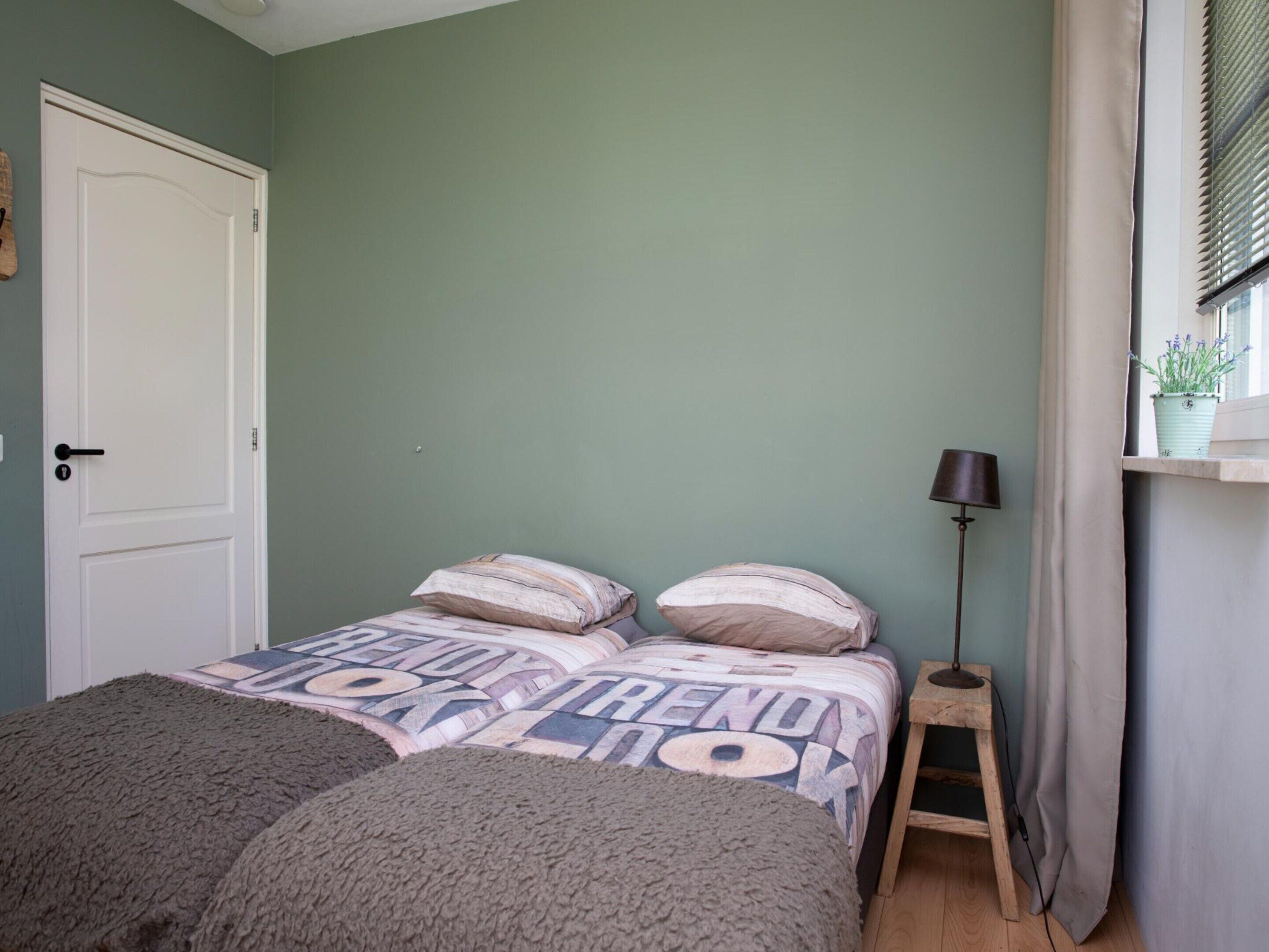 5 bedrooms, iron/ironing board, bed sheets