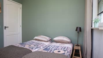 5 bedrooms, iron/ironing board, bed sheets