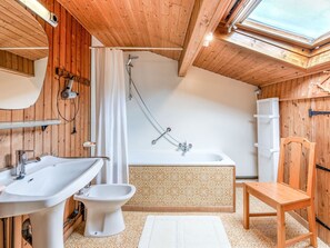 House | Bathroom - Quaint Holiday Home in Trois-Ponts near Forest (Trois-Ponts)