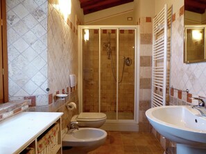 Bathroom - Holiday Home in Montecarelli With Pool (Barberino di Mugello)