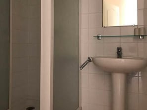 Combined shower/tub, towels - Serene Villa in Les Forges With Swimming Pool (Les Forges)