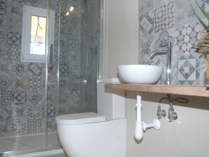 Shower, towels - Serene Holiday Home in Casale Marittimo - Pisa With Terrace (Casale Marittimo)