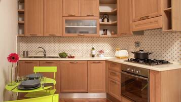 Apartamento | Cocina privada | Trona infantil y utensilios de cocina