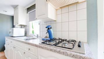 Chalet | Privékeuken | Een microgolfoven, een kookplaat