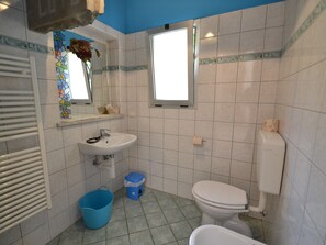 Shower, towels - Dreamy Holiday Home in Popiglio With Terrace (San Marcello Piteglio)