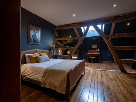 5 habitaciones, muebles diferentes y tabla de planchar con plancha