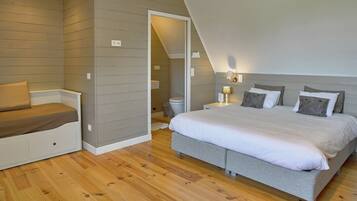 House | 9 bedrooms, individually furnished, bed sheets