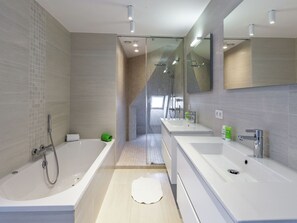 Ferienhaus | Badezimmer | Haartrockner, Shampoo