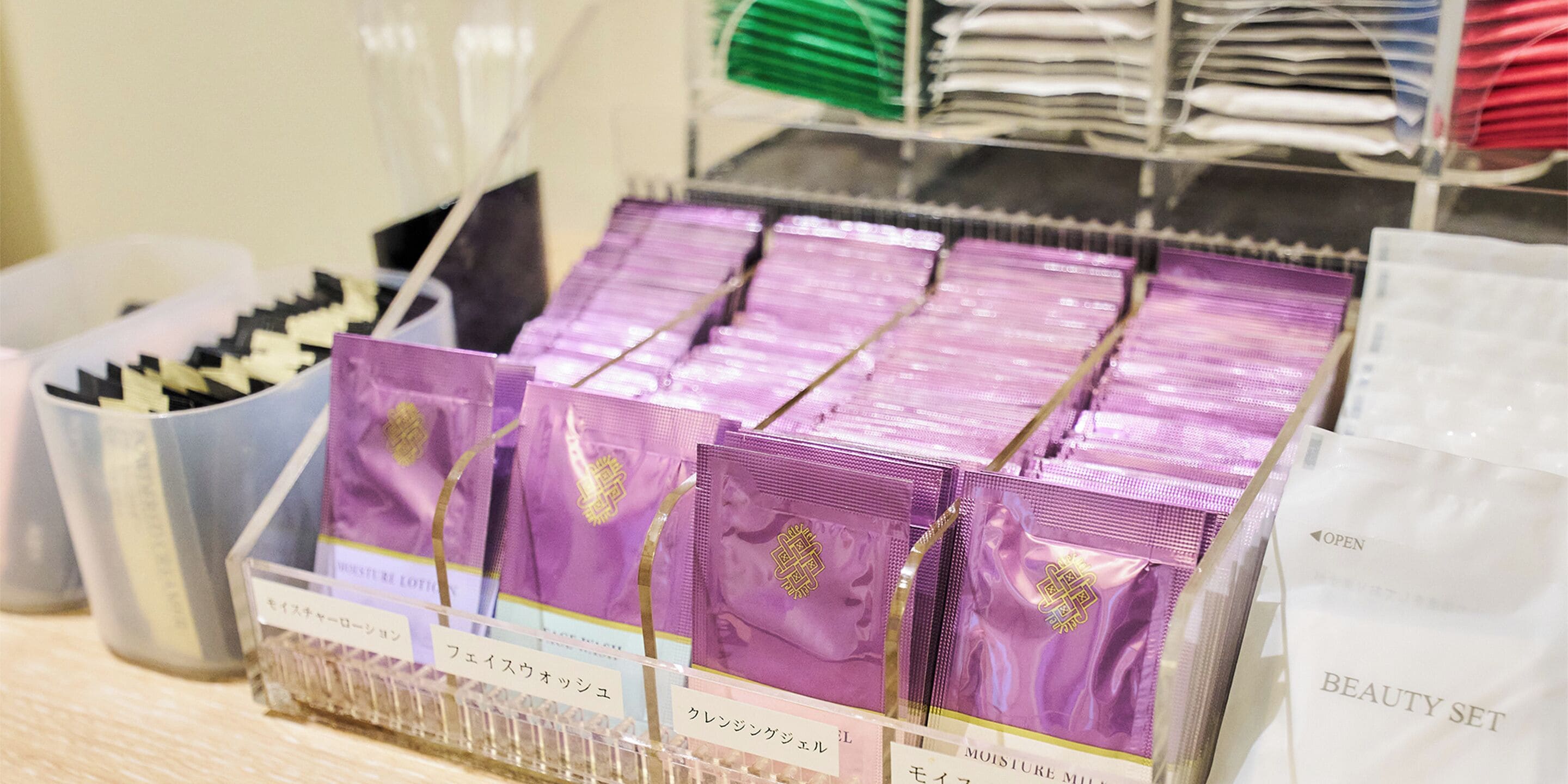 Eine Präsentation von violett verpackten Produkten mit Etiketten in einem Geschäft.