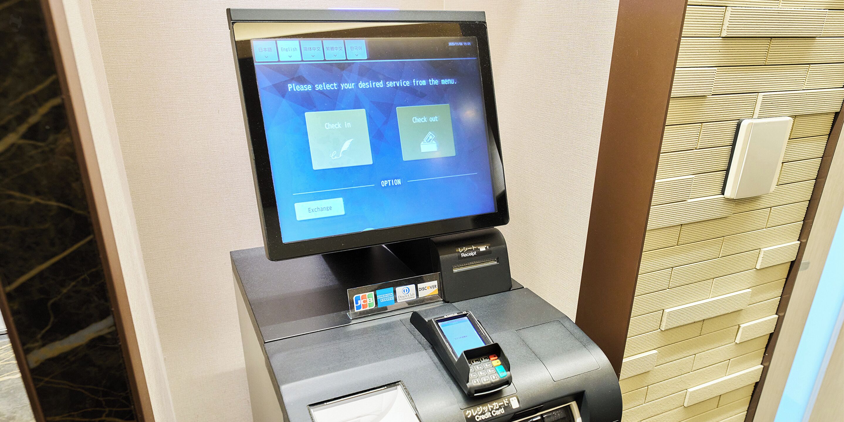 Quiosco de autoservicio con pantalla táctil para opciones de registro de entrada y salida.