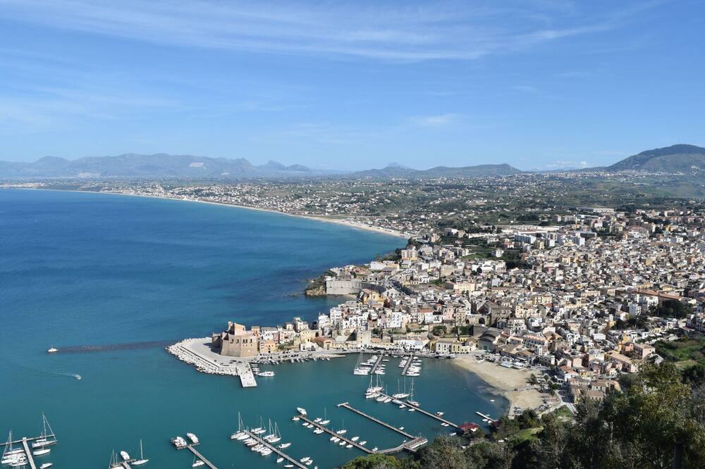 Detached Villa Located in a Residential Area Near the Sea - Case "Di Bartolo"