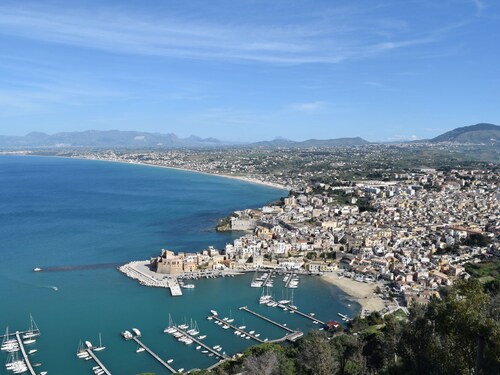 Detached Villa Located in a Residential Area Near the Sea