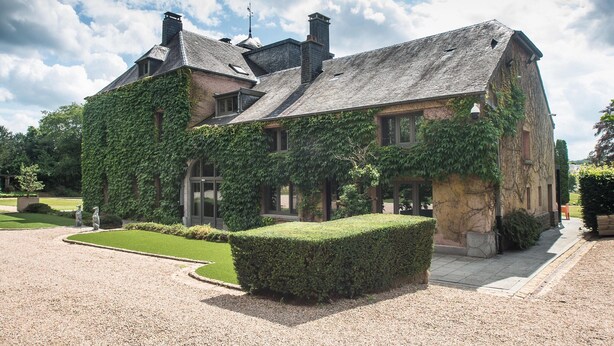 A large, ivy-covered building with a gravel driveway and a well-manicured lawn. - Magnificent Luxury Chateau in Vast Garden with Sauna & Hot Tubs (Chiny)