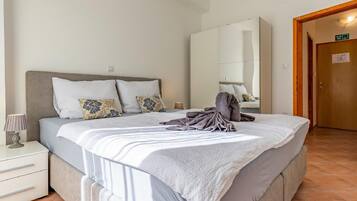 Apartment | 2 bedrooms, individually furnished, bed sheets