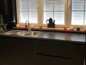 Villa | Dapur peribadi | Ketuhar gelombang mikro, cerek elektrik, pembakar roti, kerusi tinggi 