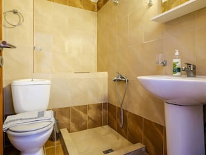 Shower, towels - Dreamy Apartment in Therma with Garden near Beach (Ikaria)