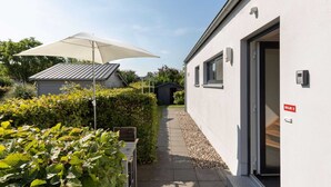 A narrow pathway leading to a building with a door marked "BOJE 3". - Pleasant Holiday Home in Zierow near Sea (Zierow)