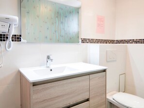 Appartement | Badkamer | Een douche, handdoeken