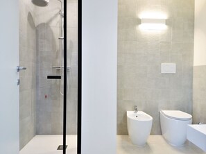Shower, towels - Refined Apartment in Venice near Mestre City Center (Mestre)