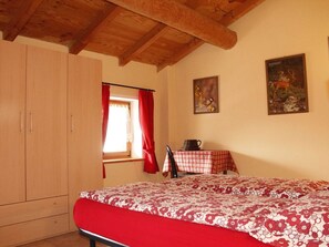 House | 2 bedrooms, cribs/infant beds