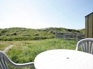 Balcony - Cozy Holiday Home in Løkken near Beach (Lokken)