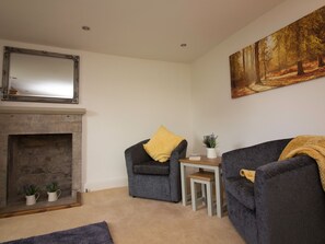 Fireplace - Comfortable Holiday Home in Bakewell Near Chatsworth House (Bakewell)