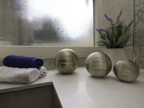 Shower, hair dryer, towels - Comfortable Holiday Home in Bakewell Near Chatsworth House (Bakewell)
