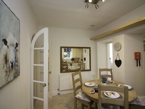 Dining - Comfortable Holiday Home in Bakewell Near Chatsworth House (Bakewell)