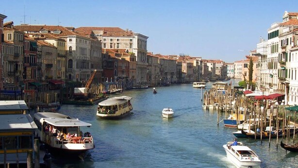 A canal with boats and historic buildings along the water. - Belvilla by OYO Appartamento N1 (Mestre)