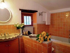 Bathtub, towels