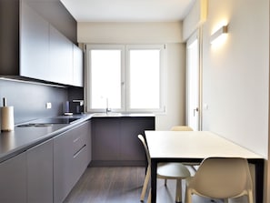 Fridge, dishwasher