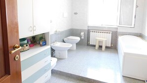 Bathtub, towels - Appealing Holiday Home in Sanremo With Garden (Sanremo)
