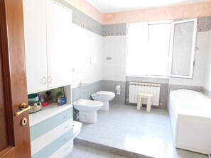 Bathtub, towels - Appealing Holiday Home in Sanremo With Garden (Sanremo)